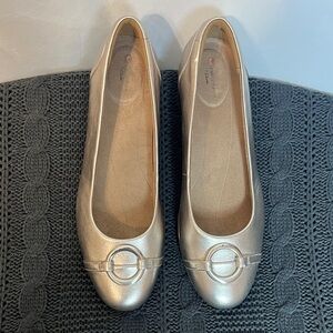 NWT Clarks (unstructured by Clark’s)Gold Women's Flats with Buckle Detail